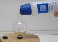 nettoyage d'une verrerie avec de l'alcool à 90°