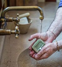 Se laver les mains avec du savon de Marseille