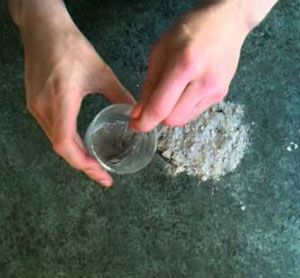 Absorber une tache d'huile avec la terre de Sommières
