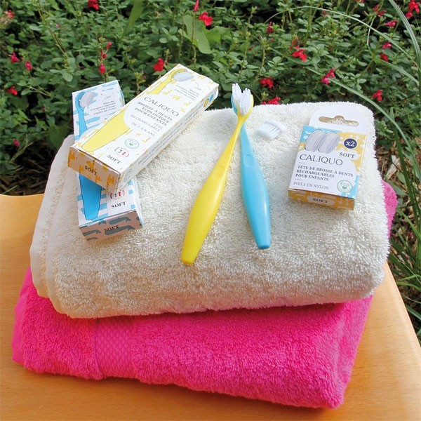 Brosse à dents enfant souple écologique et rechargeable en bioplastique Caliquo - vue d'ambiance